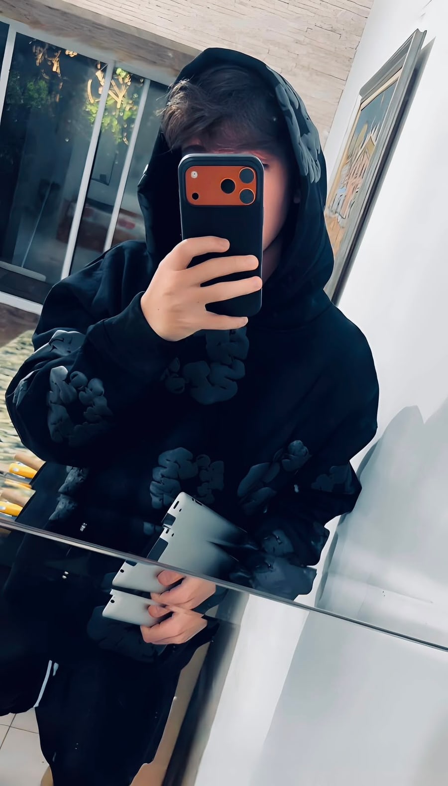 Cliente @possuers com moletom Denim Tears preto de capuz